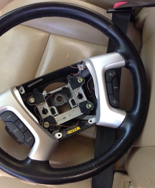 Điều khiển âm thanh trên vô lăng xe Captiva chính hãng GMĐiều khiển âm thanh trên vô lăng xe Captiva chính hãng GM