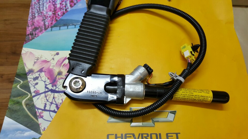 Ngàm khóa dây đai an toàn xe Chevrolet Captiva chính hãng GM